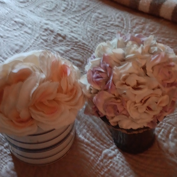 Nice bundle of two flowe arrangements in pretty ceramic containers. - Picture 5 of 5